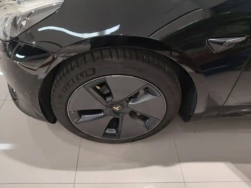 Tesla Model 3 — фото 23
