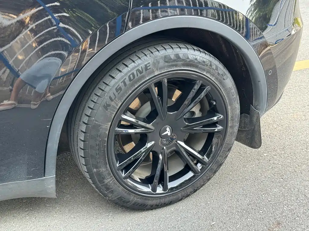 Tesla Model Y — фото 10