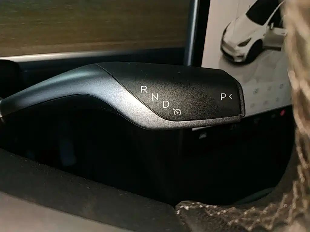 Tesla Model Y — фото 14