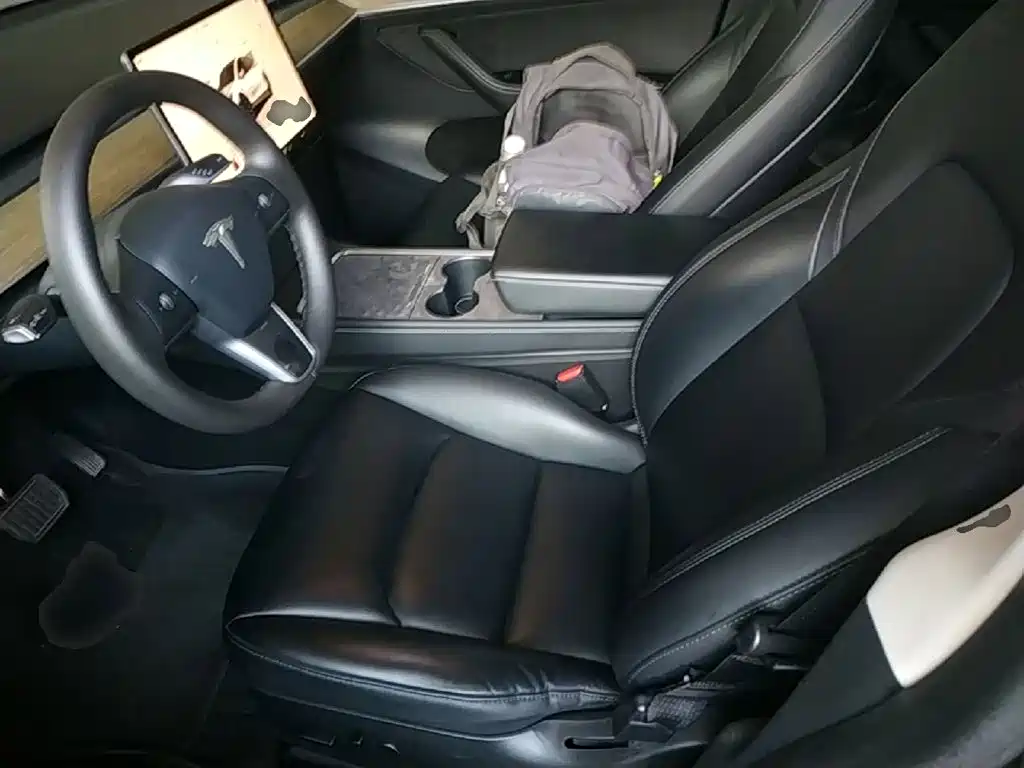 Tesla Model Y — фото 15