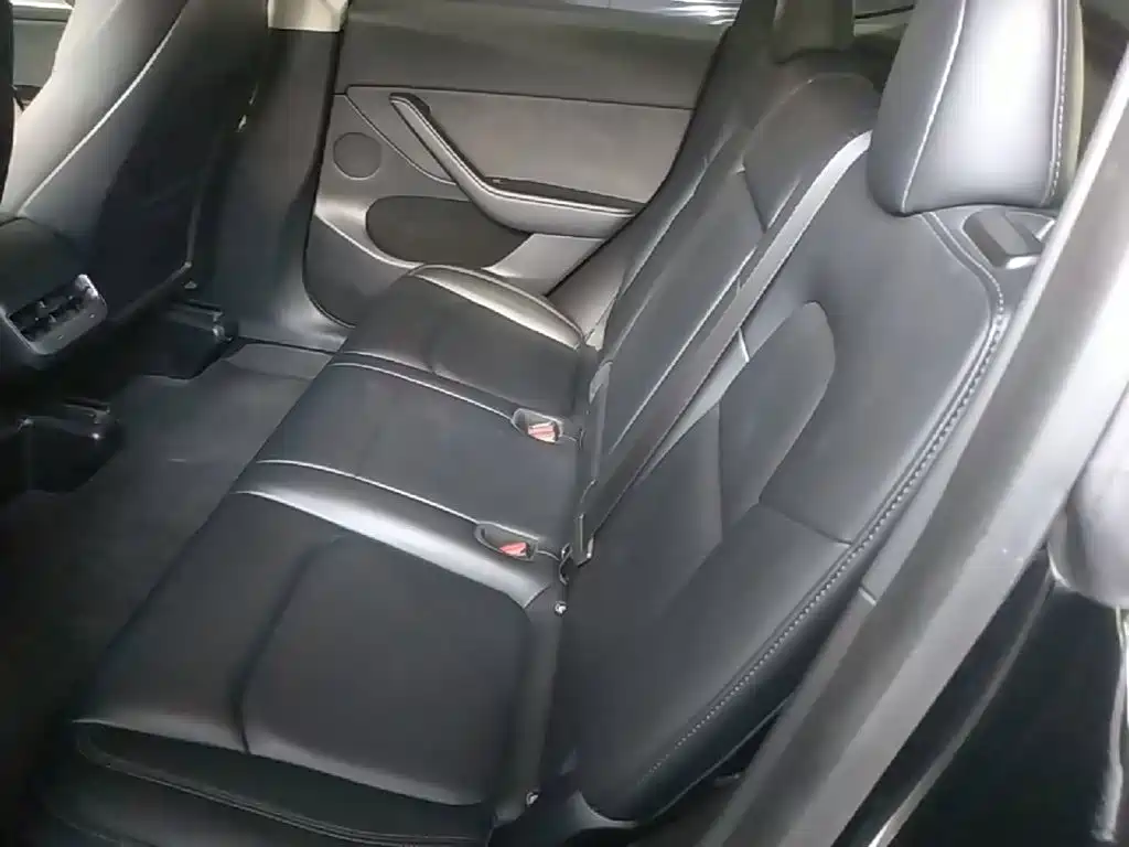 Tesla Model Y — фото 17