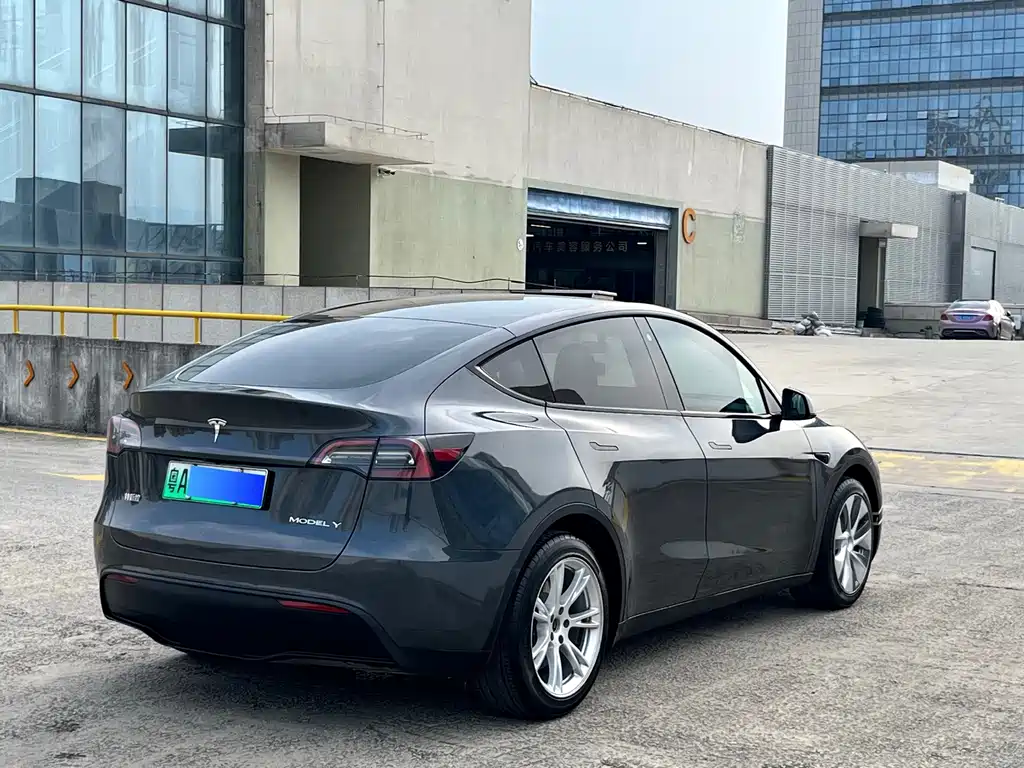 Tesla Model Y — фото 6