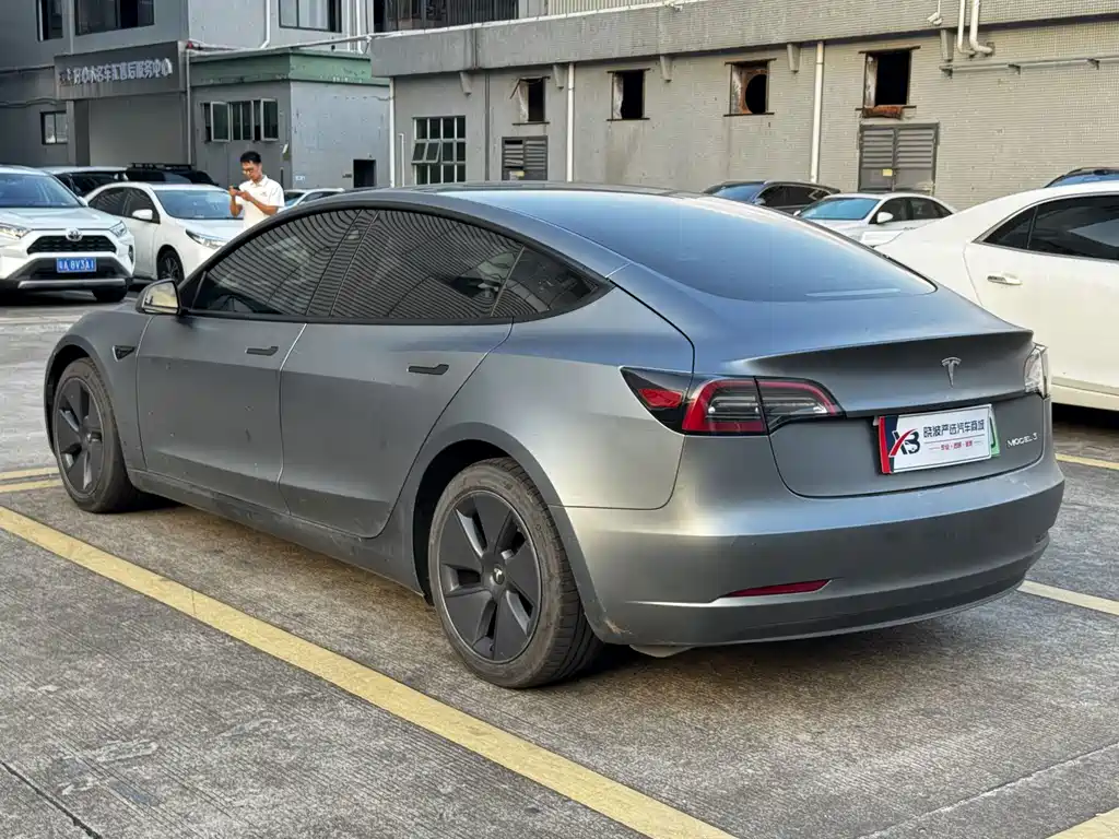 Tesla Model 3 — фото 14