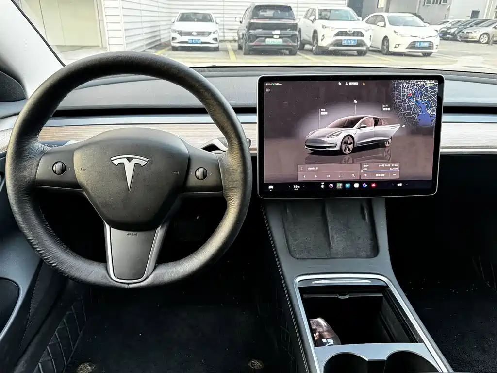 Tesla Model 3 — фото 9