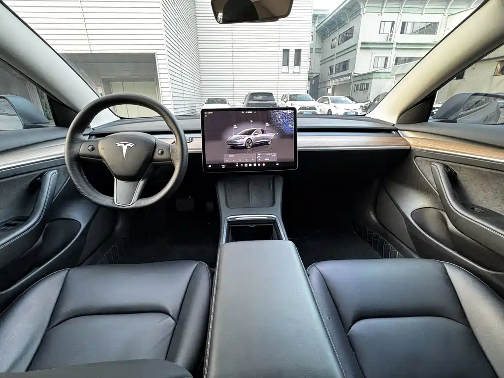 Tesla Model 3 — фото 10