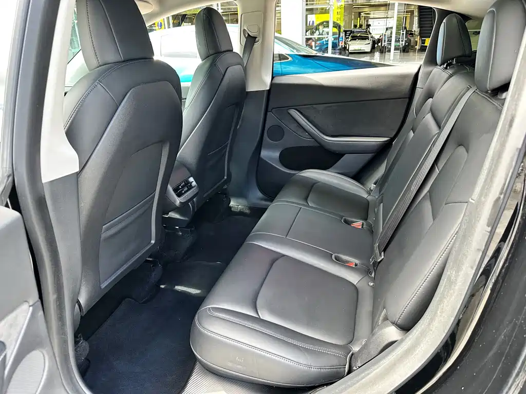 Tesla Model Y — фото 12