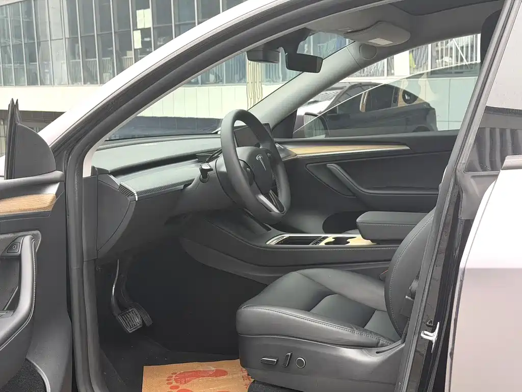 Tesla Model Y — фото 8