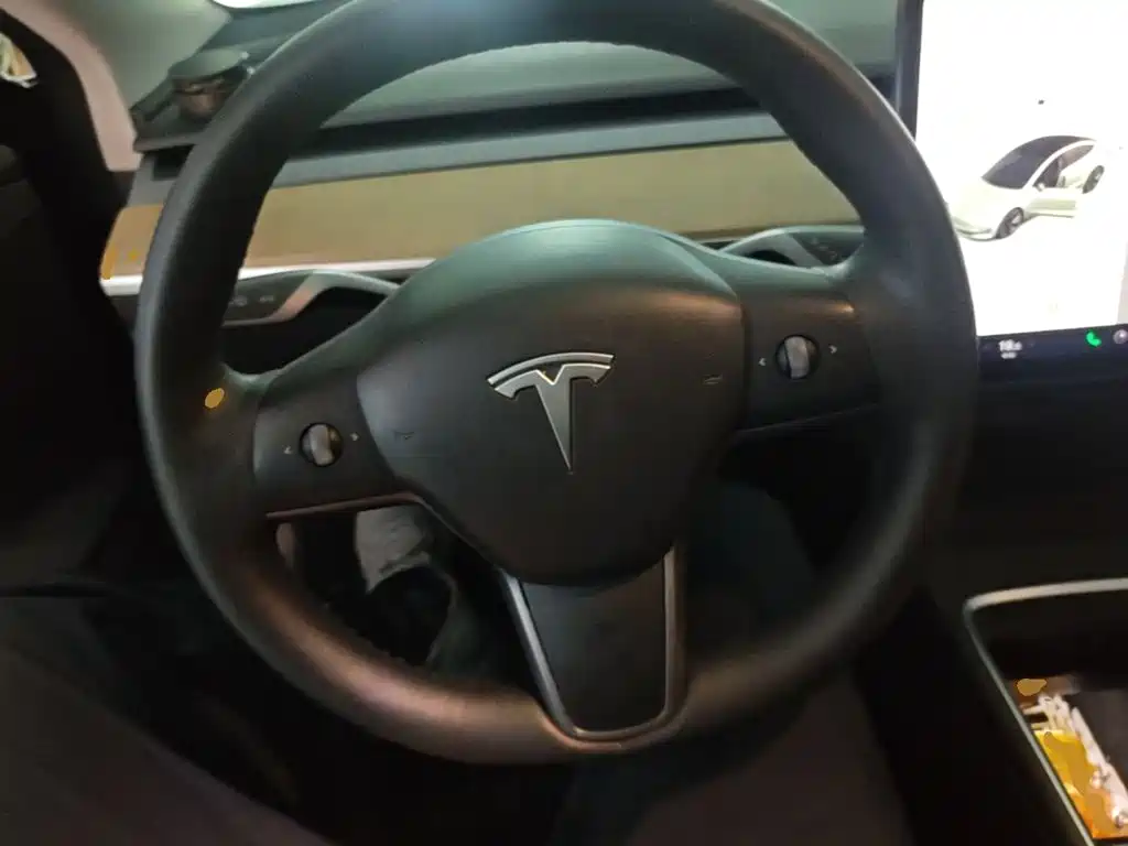 Tesla Model 3 — фото 11