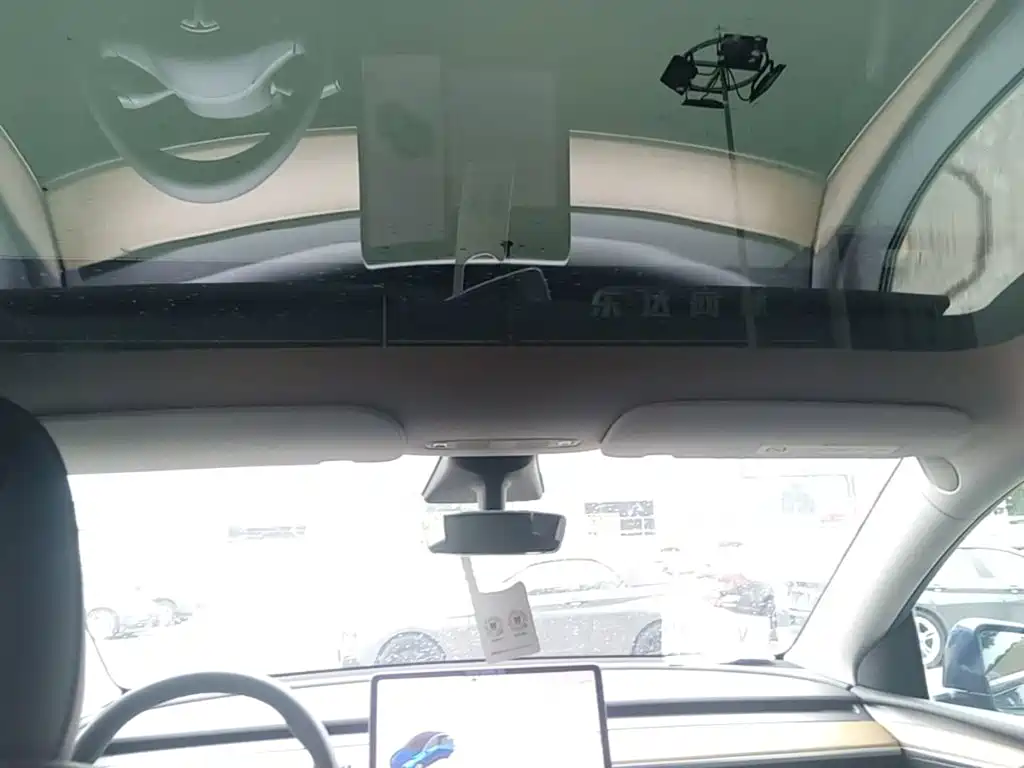 Tesla Model Y — фото 18