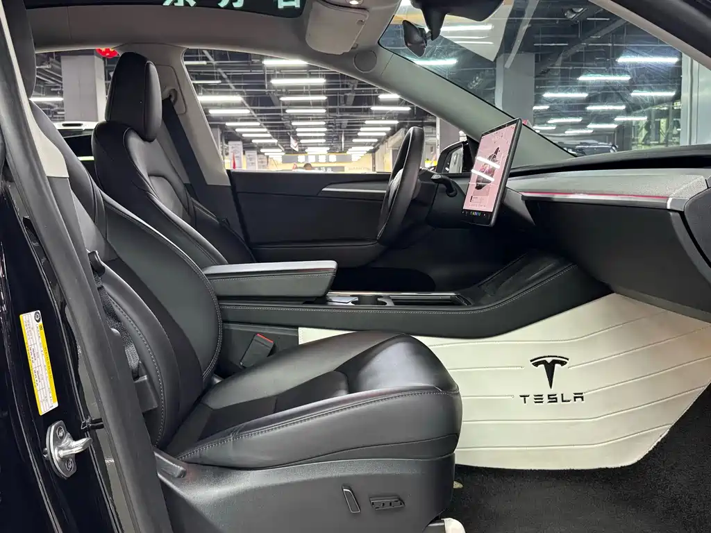 Tesla Model Y — фото 15