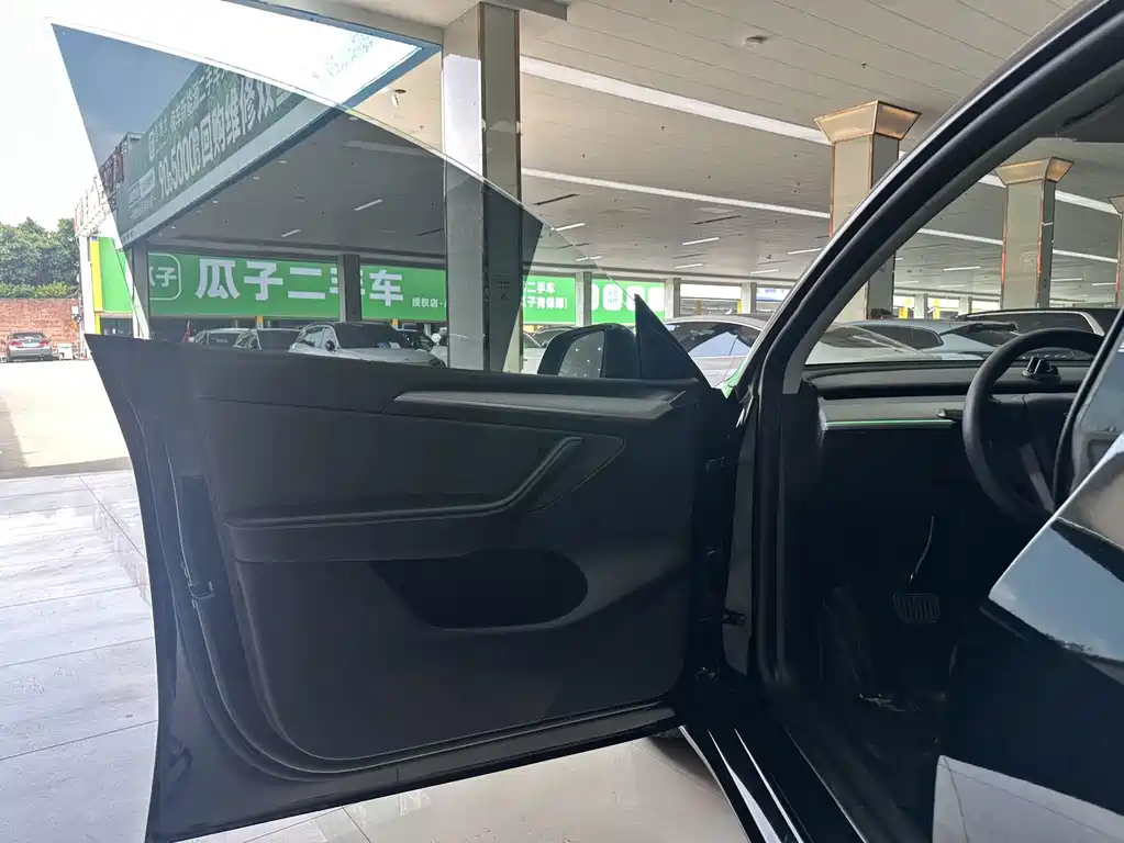Tesla Model Y — фото 15