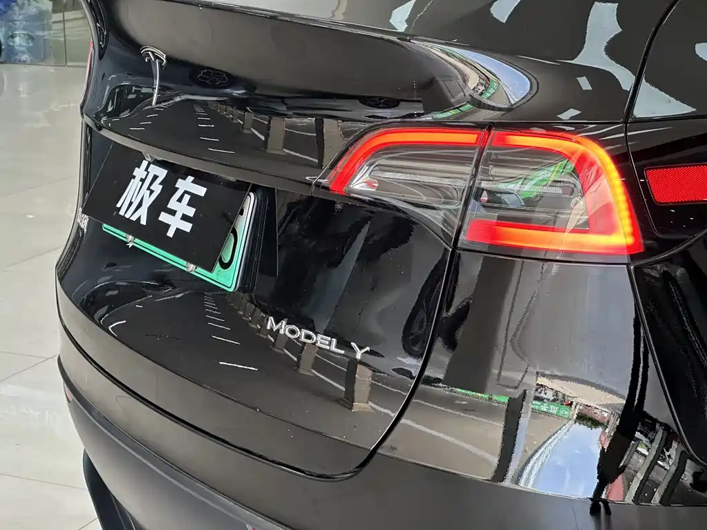 Tesla Model Y — фото 17
