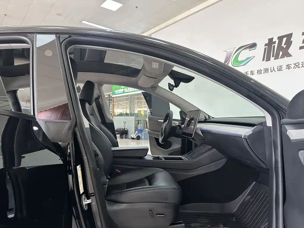 Tesla Model Y — фото 10