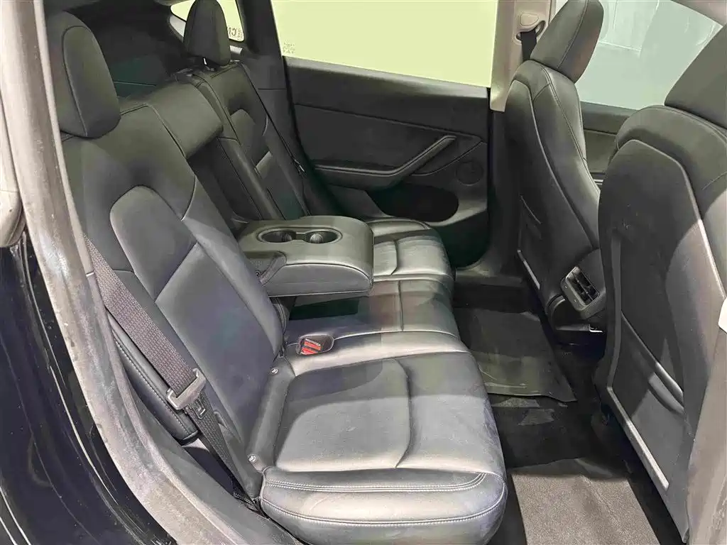 Tesla Model Y — фото 25