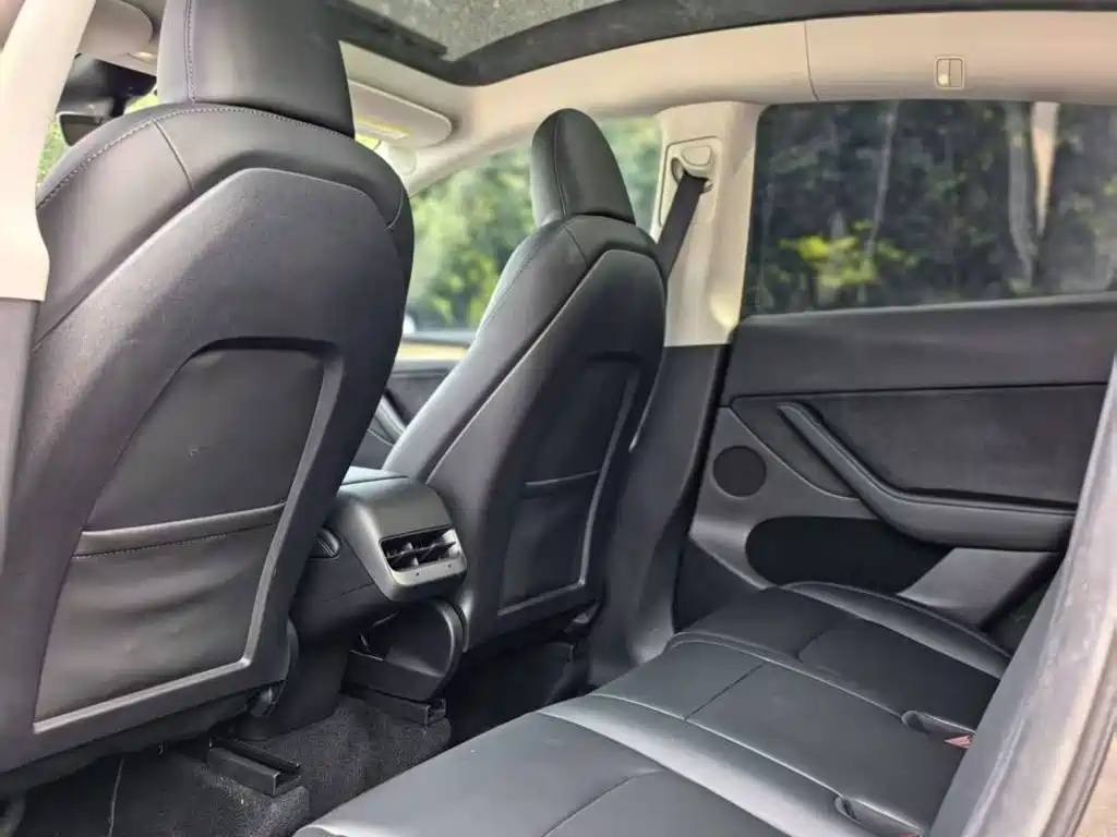 Tesla Model Y — фото 17