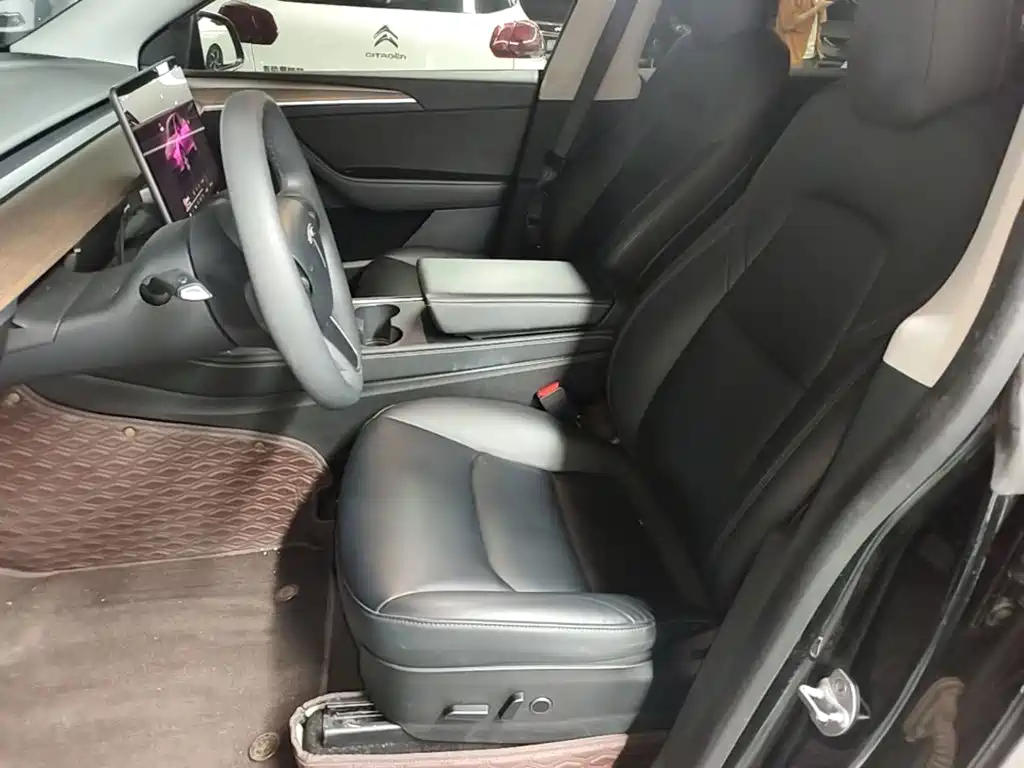 Tesla Model Y — фото 15