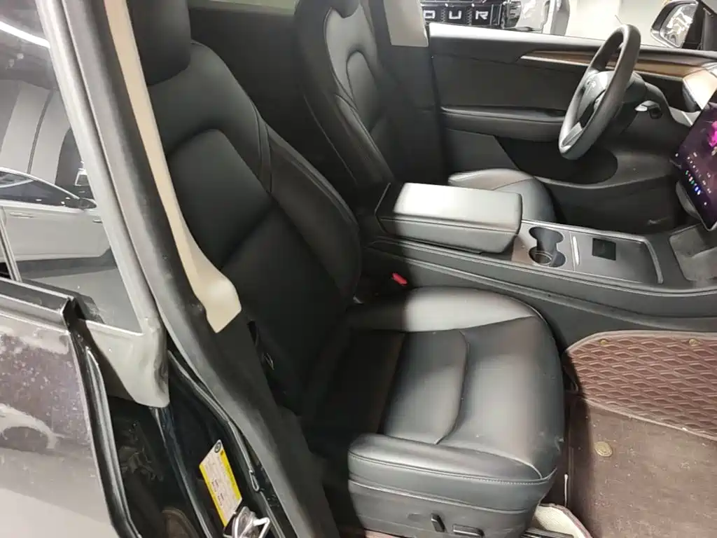 Tesla Model Y — фото 25