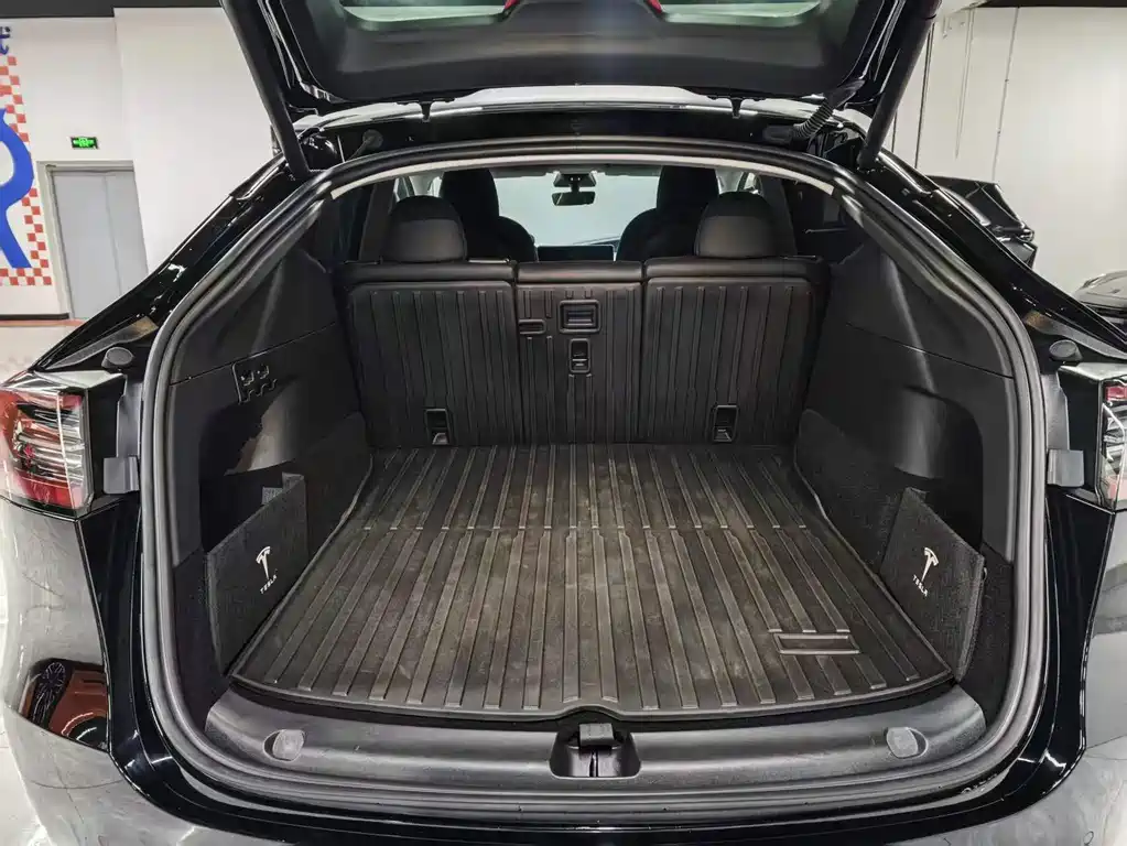 Tesla Model Y — фото 13