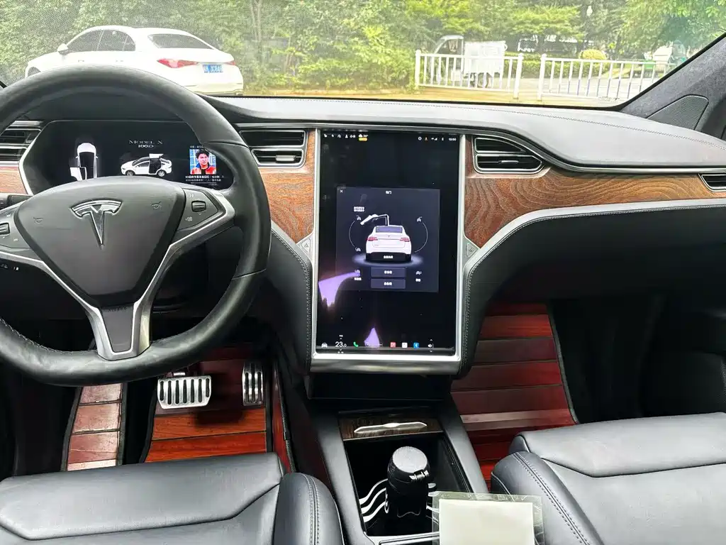 Tesla Model X — фото 7