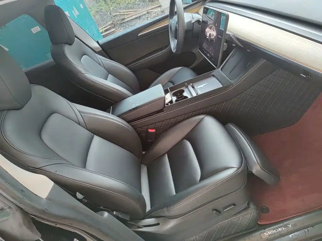 Tesla Model Y — фото 25
