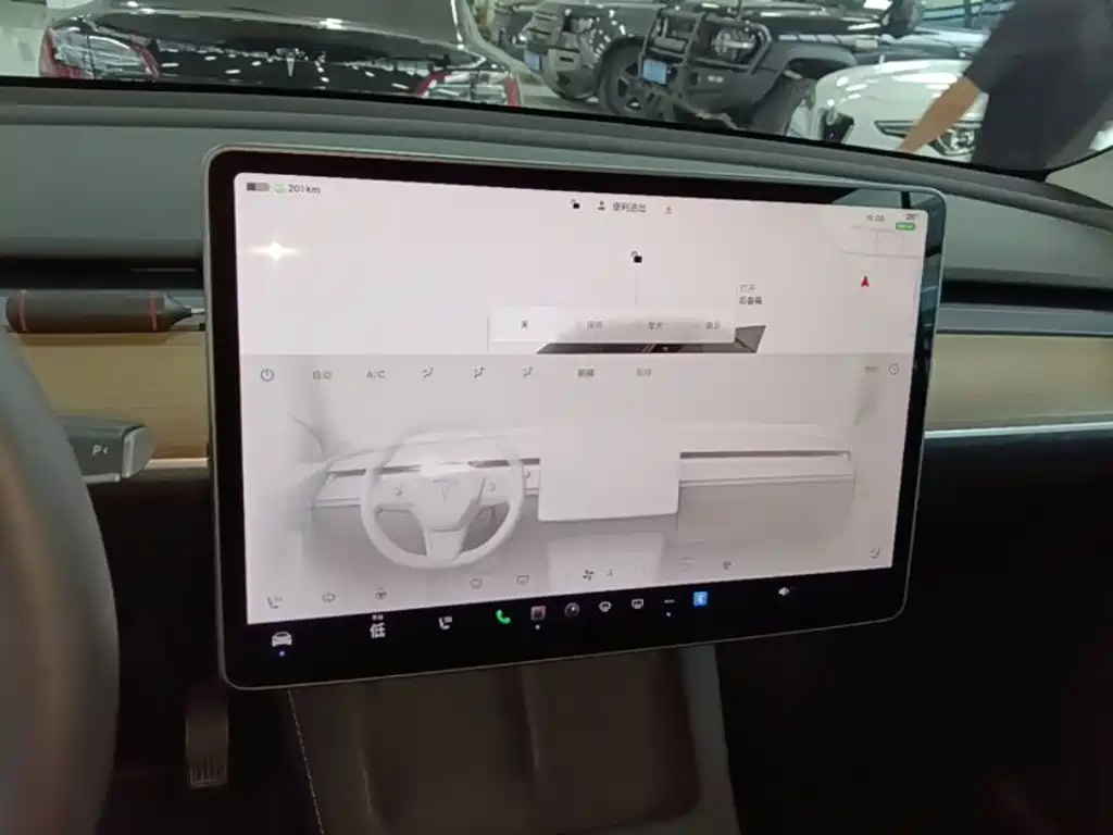 Tesla Model Y — фото 13