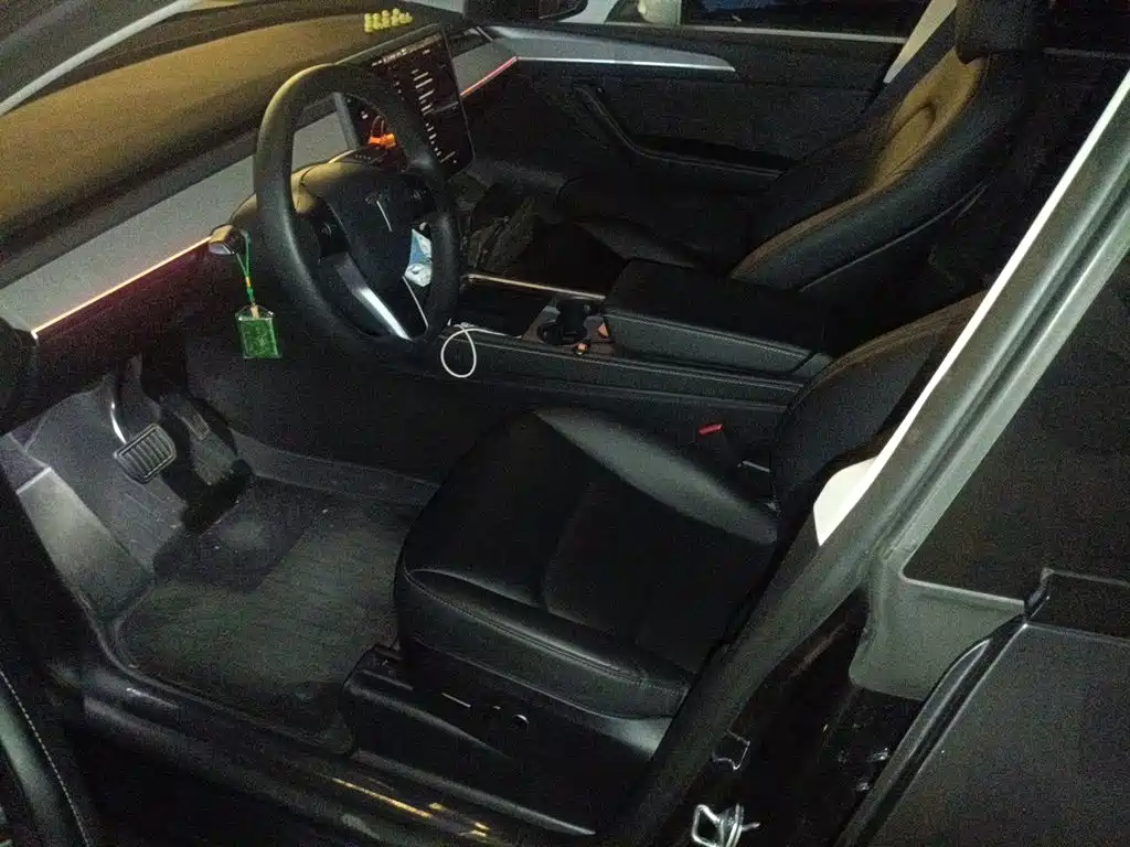 Tesla Model Y — фото 11