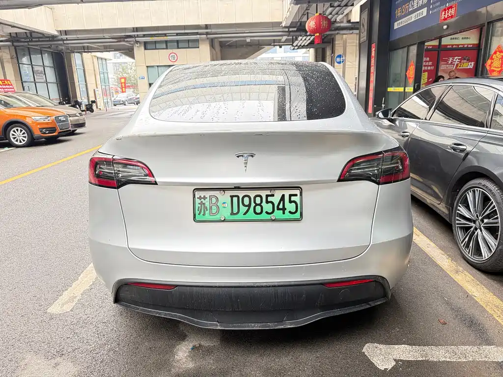 Tesla Model Y — фото 15