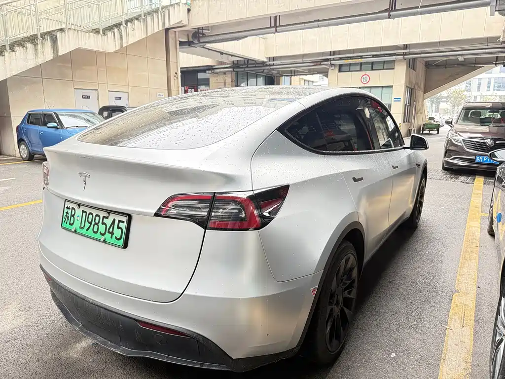 Tesla Model Y — фото 16