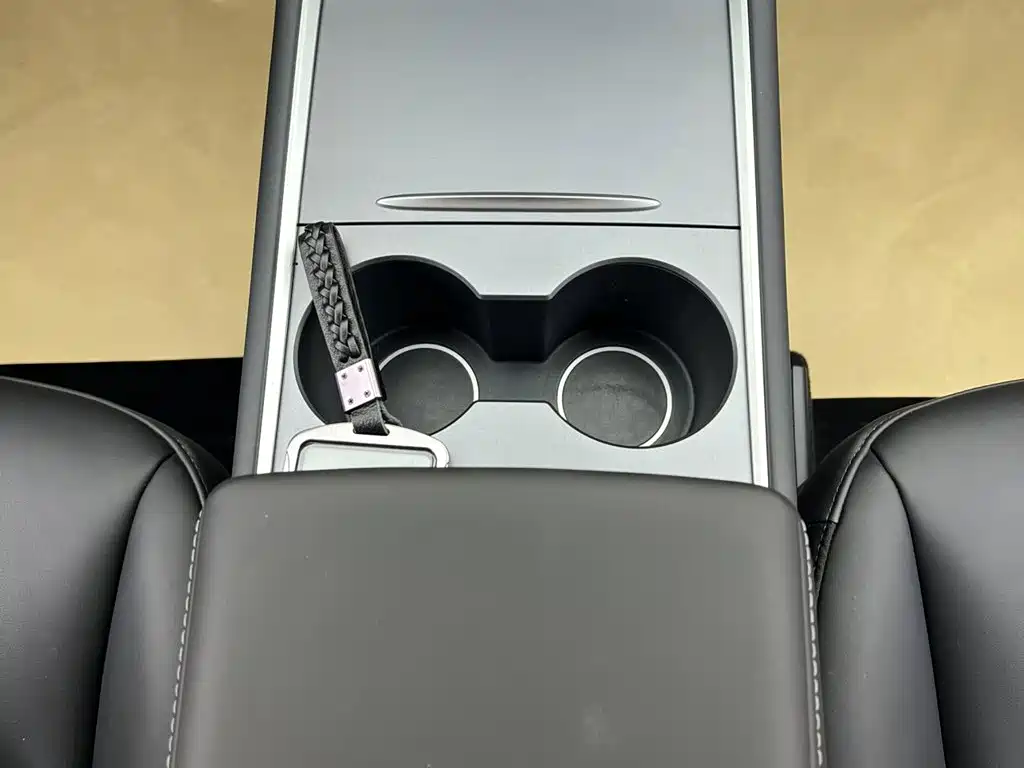 Tesla Model Y — фото 21