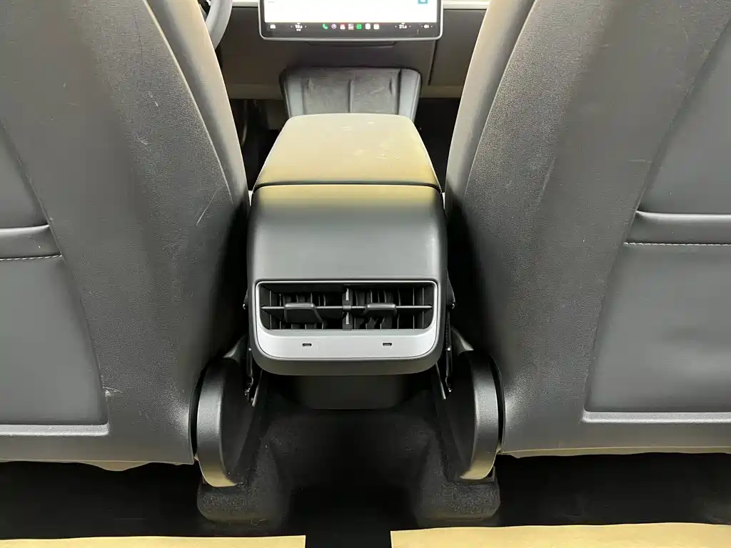 Tesla Model Y — фото 32