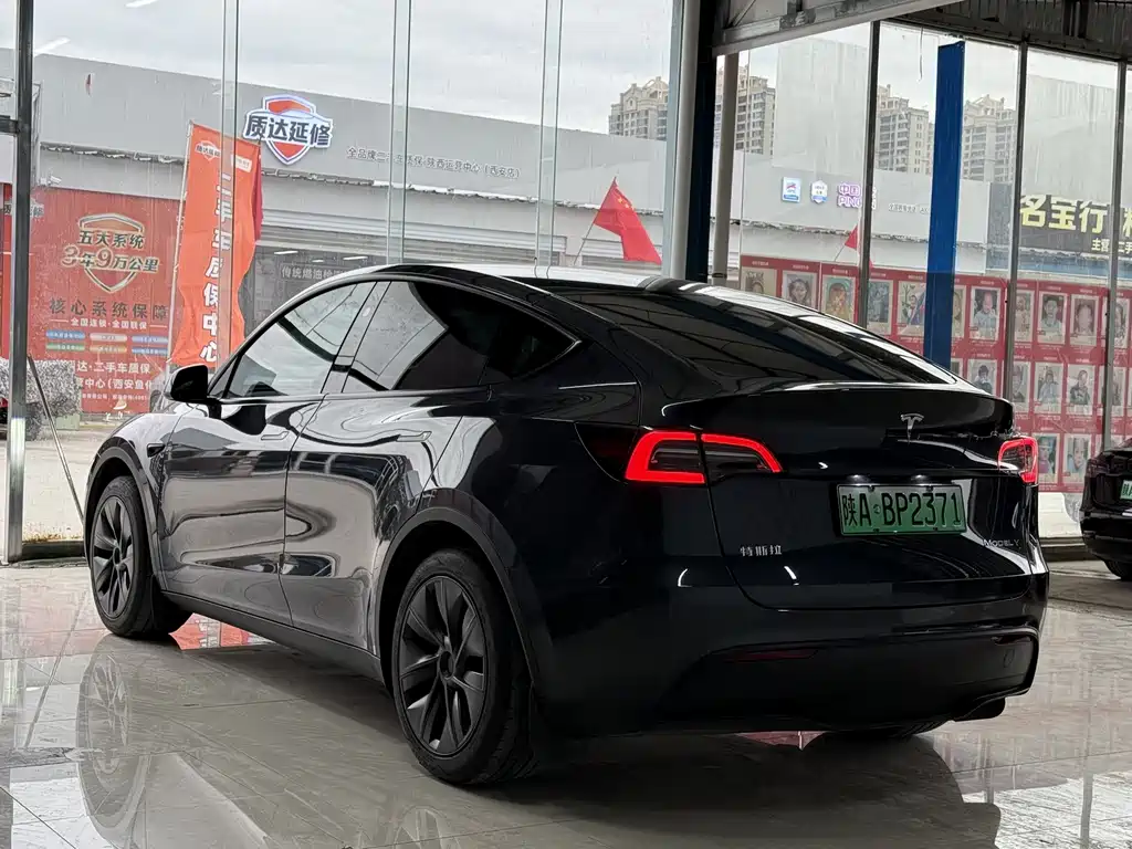 Tesla Model Y — фото 17
