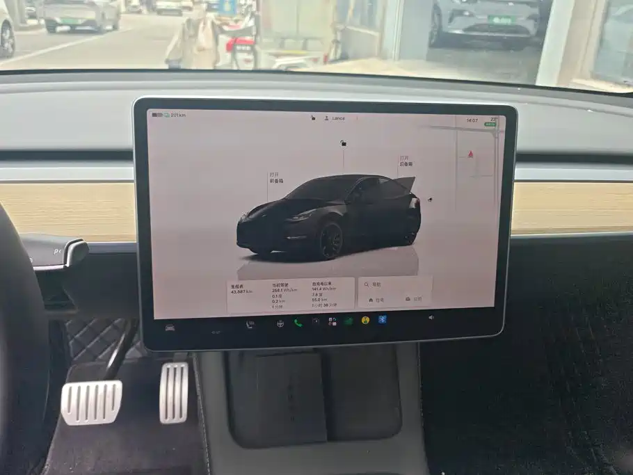 Tesla Model Y — фото 13