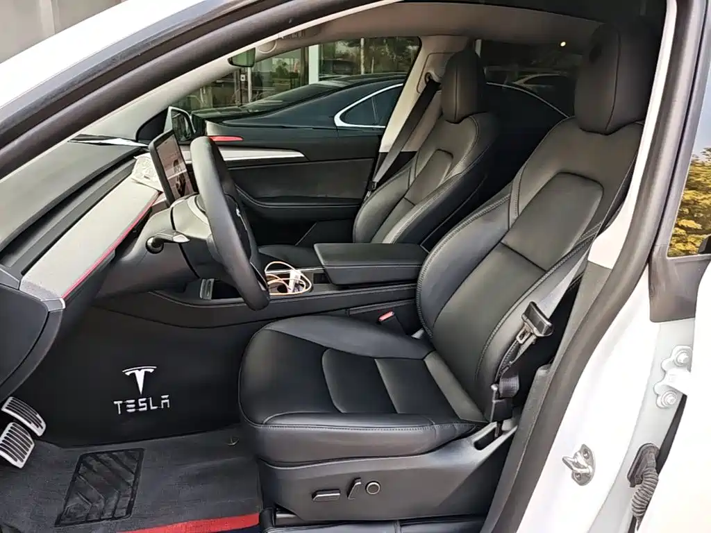 Tesla Model Y — фото 15