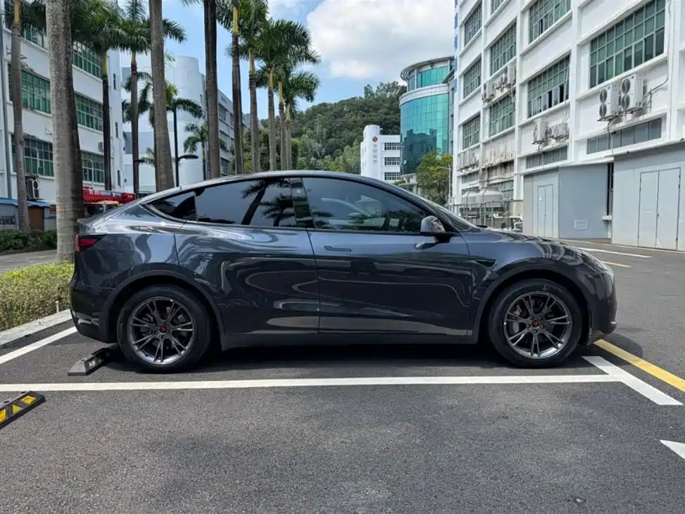Tesla Model Y — фото 9