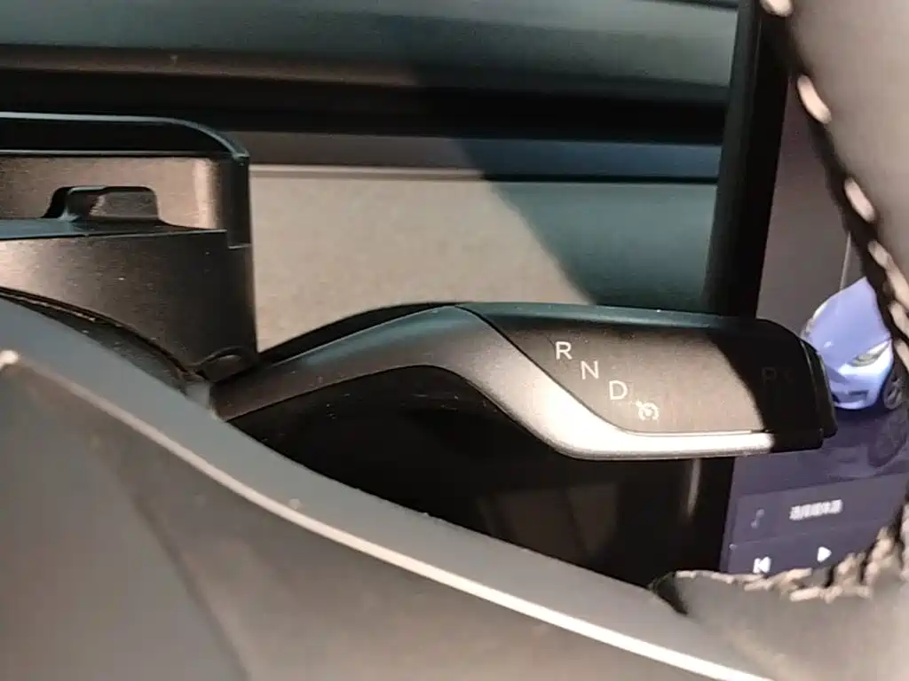 Tesla Model Y — фото 14