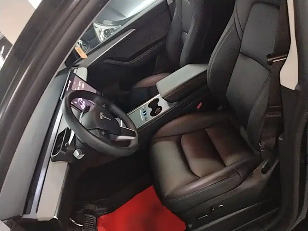 Tesla Model Y — фото 15