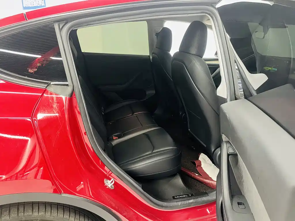 Tesla Model Y — фото 14