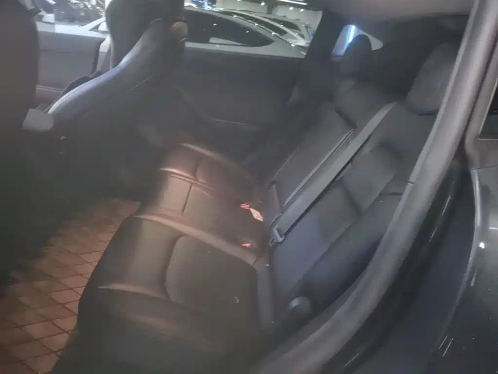 Tesla Model Y — фото 17