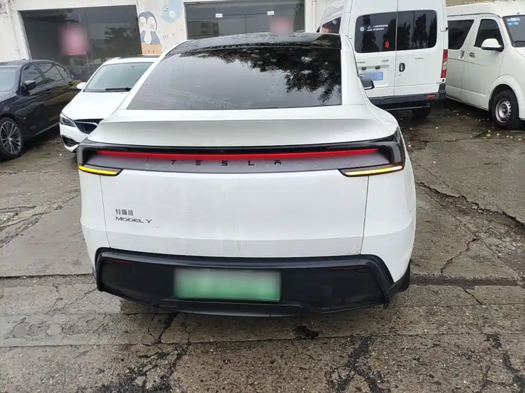 Tesla Model Y — фото 6