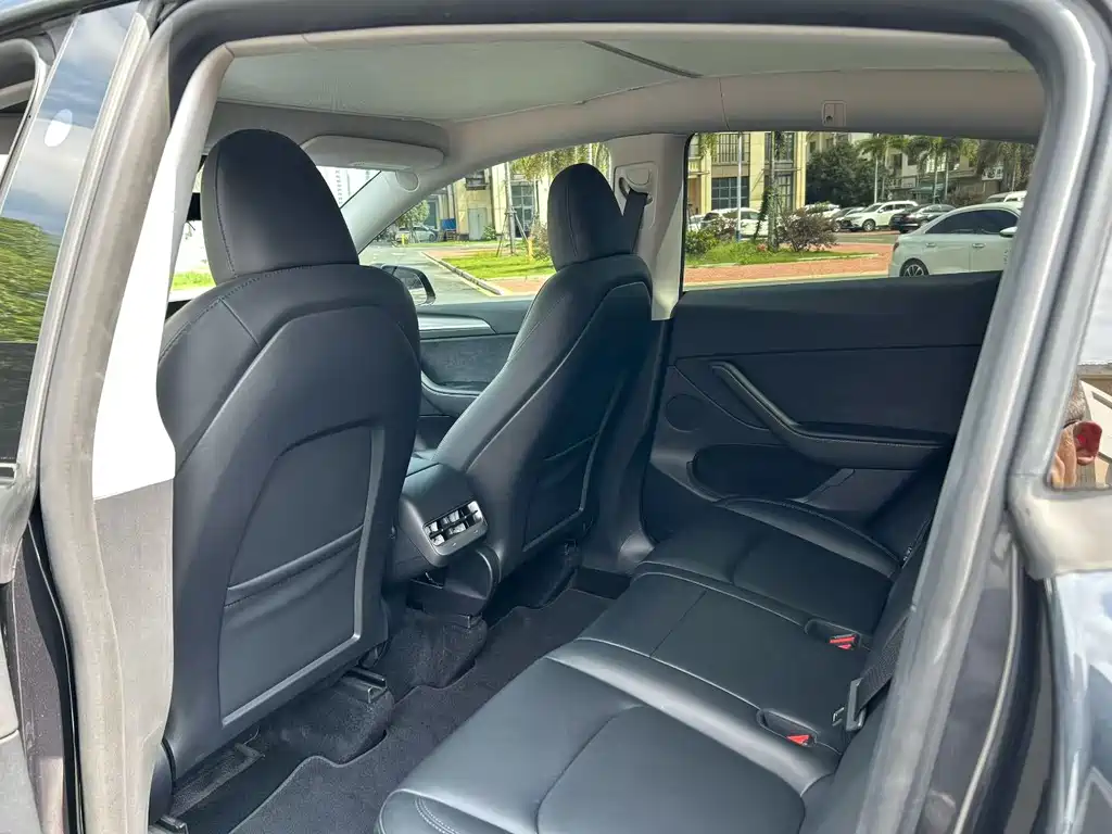 Tesla Model Y — фото 8