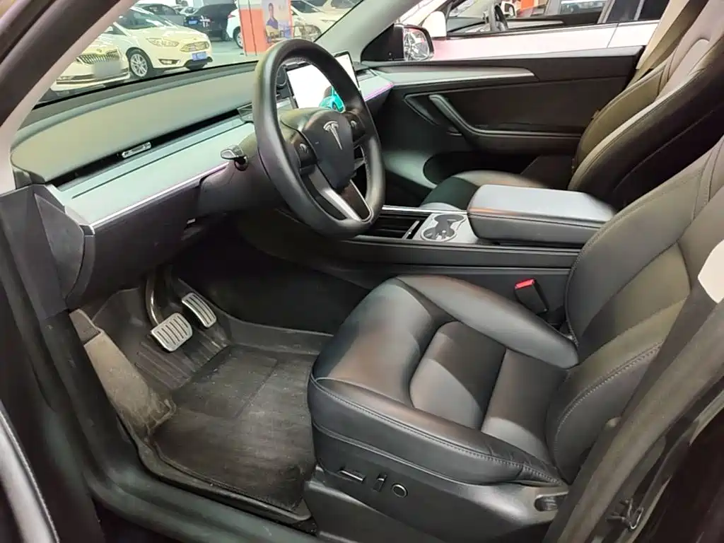 Tesla Model Y — фото 15