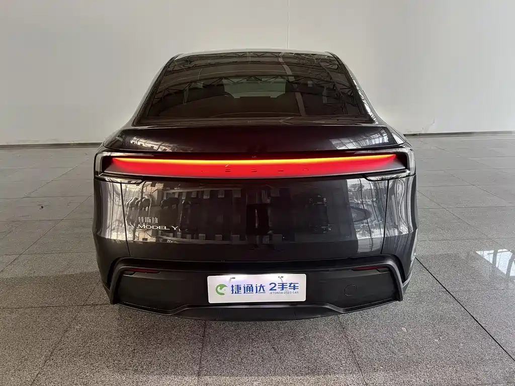 Tesla Model Y — фото 11