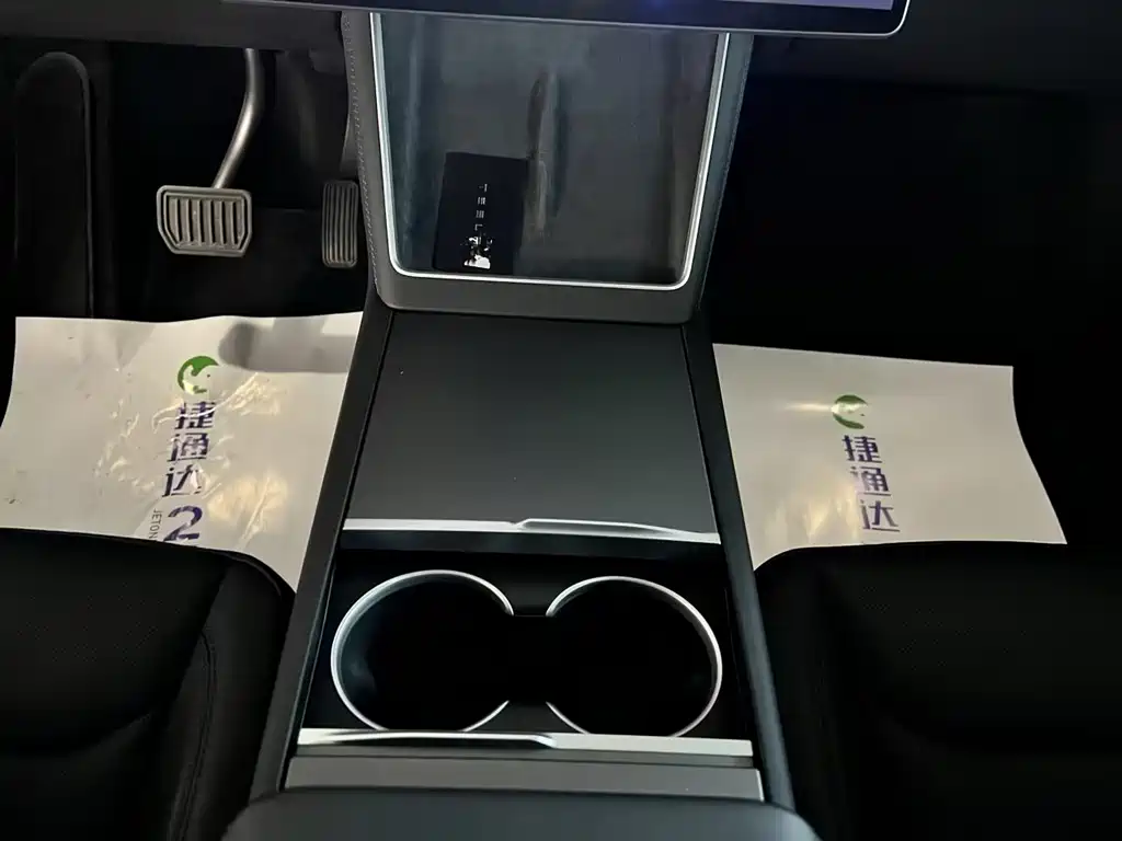 Tesla Model Y — фото 30