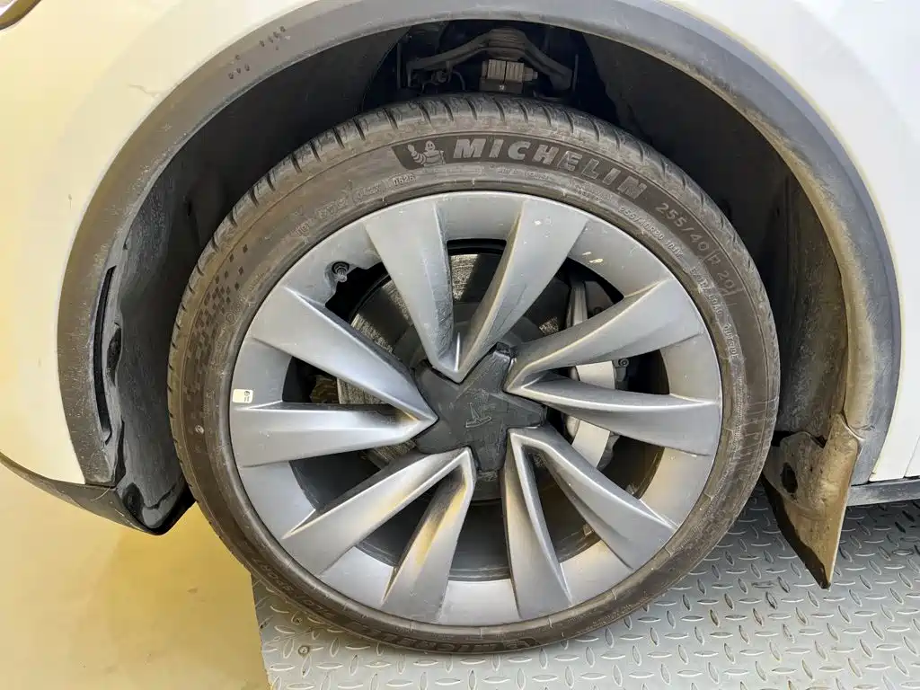 Tesla Model Y — фото 10