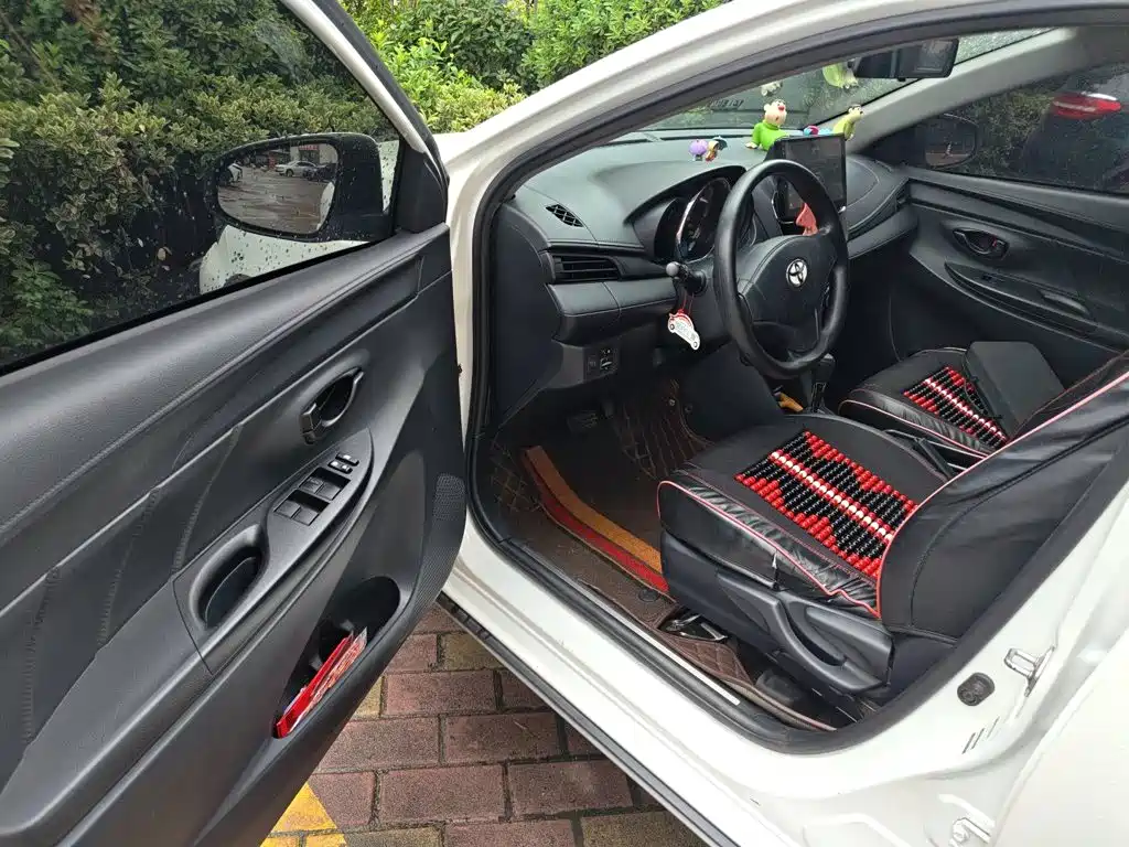 Toyota Yaris L — фото 14