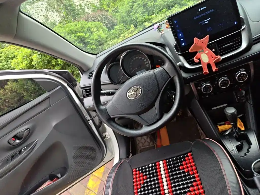 Toyota Yaris L — фото 3