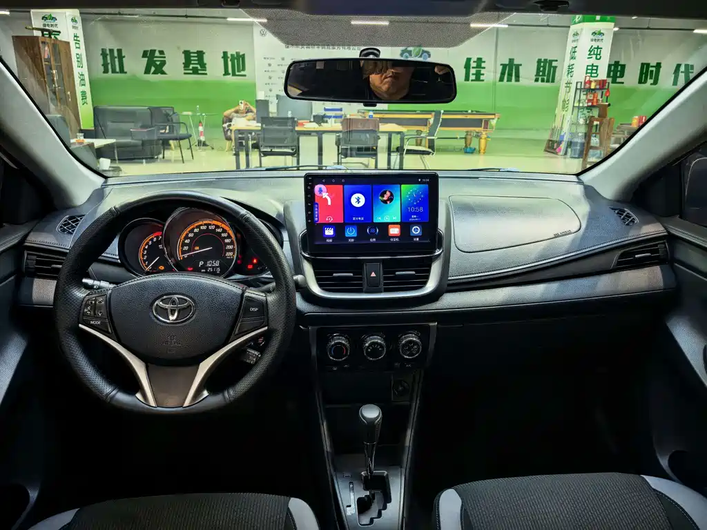 Toyota Yaris L — фото 13