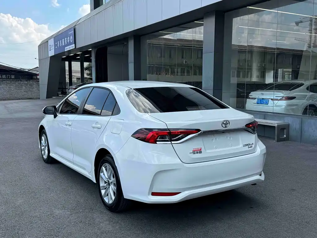 Toyota Corolla — фото 7