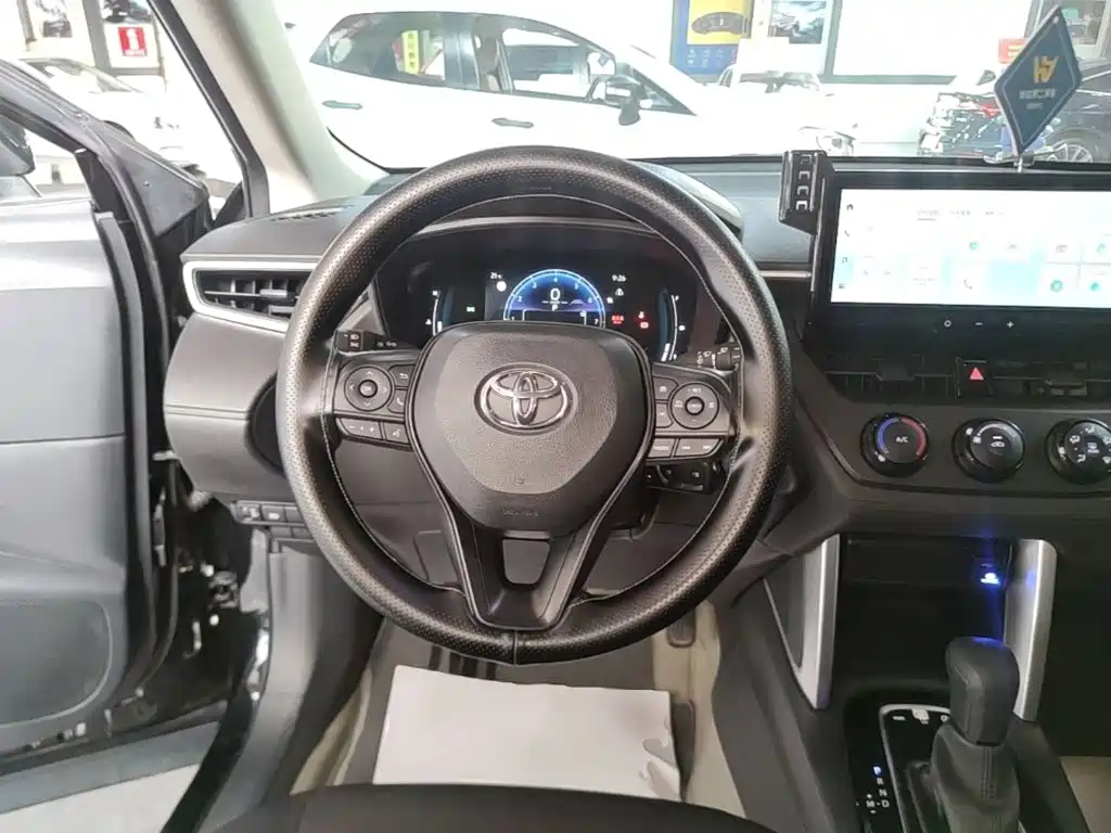 Toyota Corolla Cross — фото 11