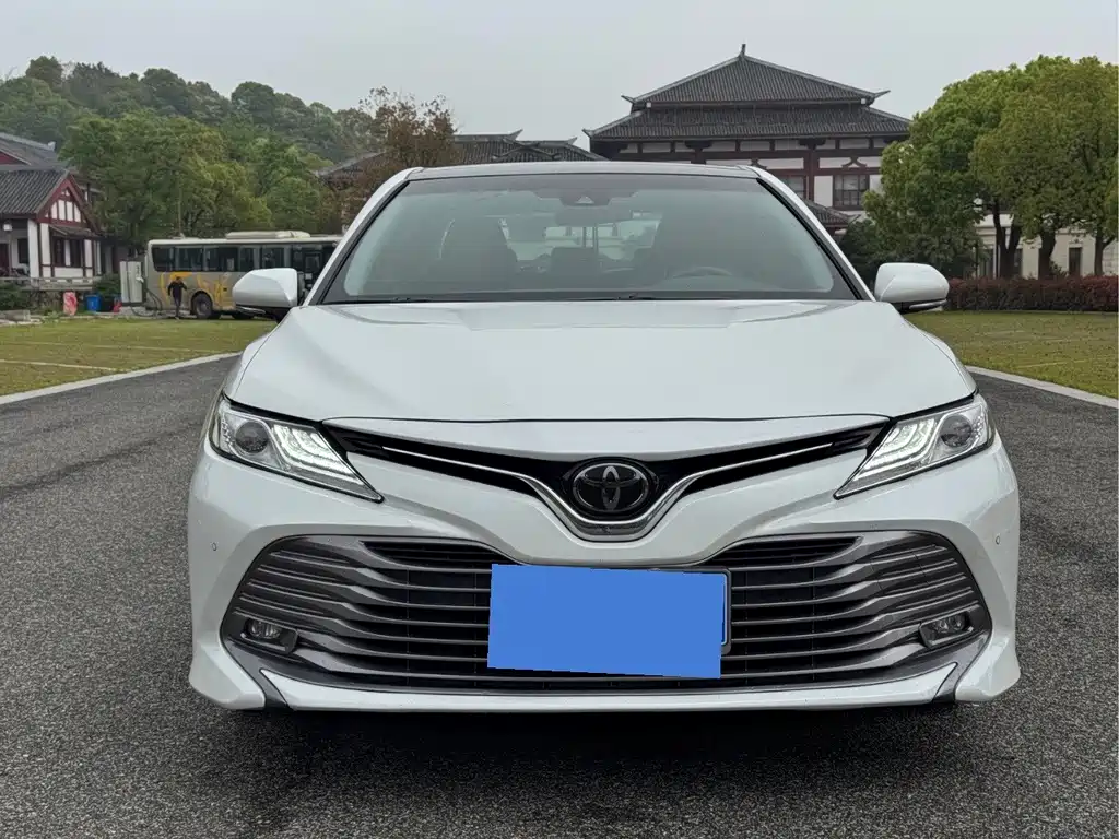 Toyota Camry — фото 2